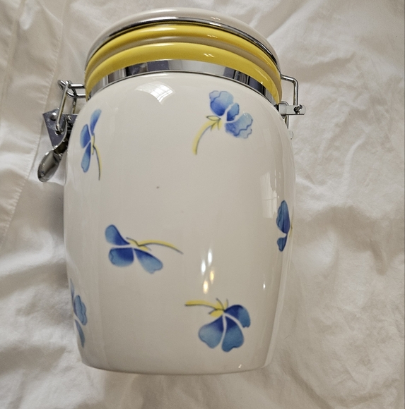 Vintage Inspirado Floral Ceramic Canister - Picture 2 of 8